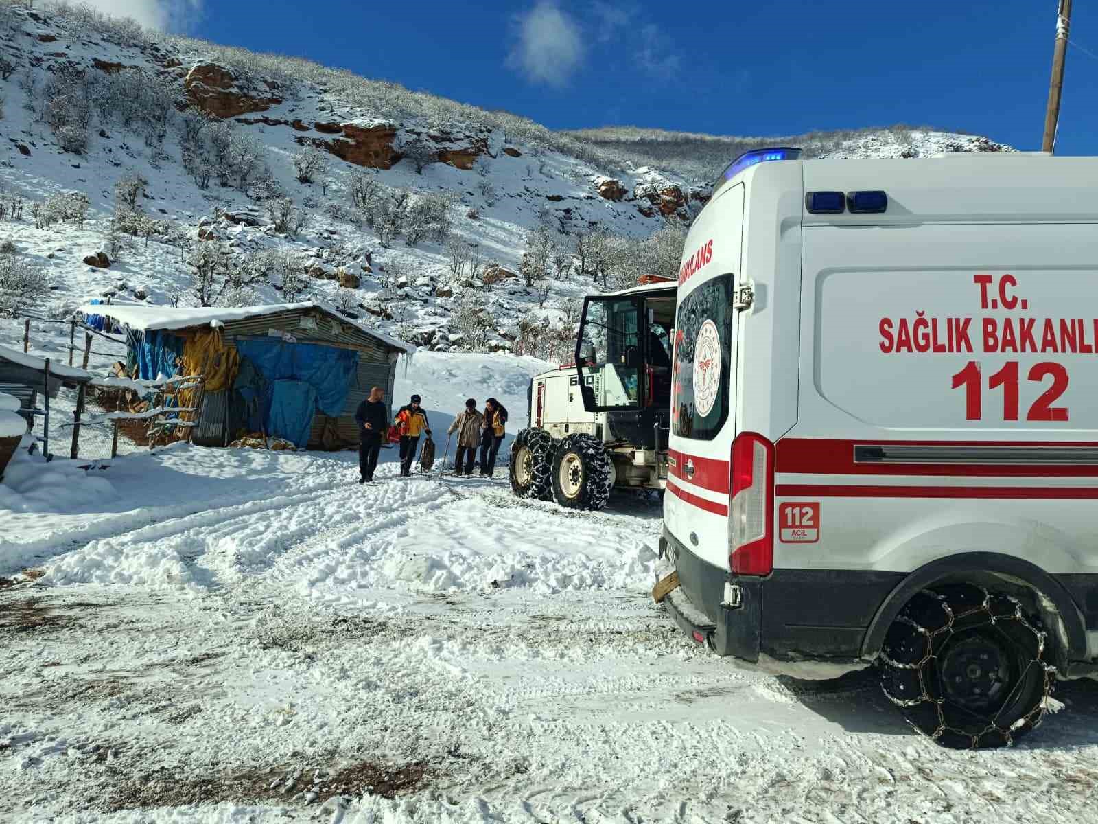 Karla kapanan yollar aşıldı, 2 hasta sağlık ekiplerince hastaneye ulaştırıldı