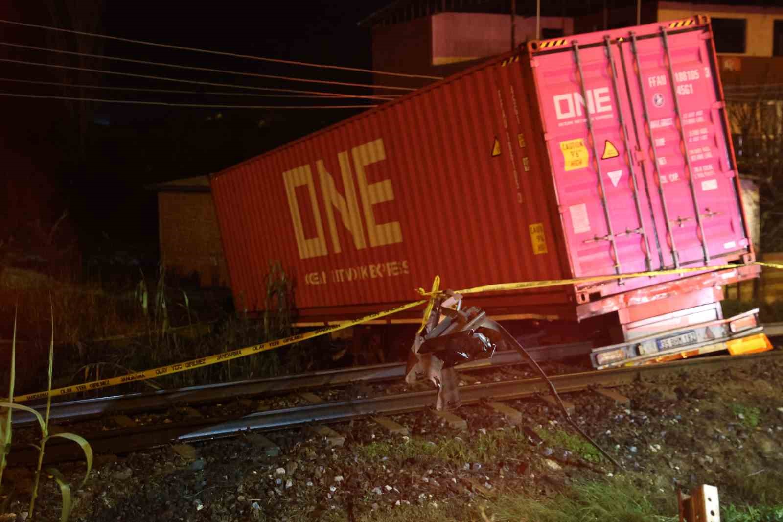 Kontrolden çıkan tırın raylara uçtuğu kazada tren seferleri durduruldu: 1 ölü