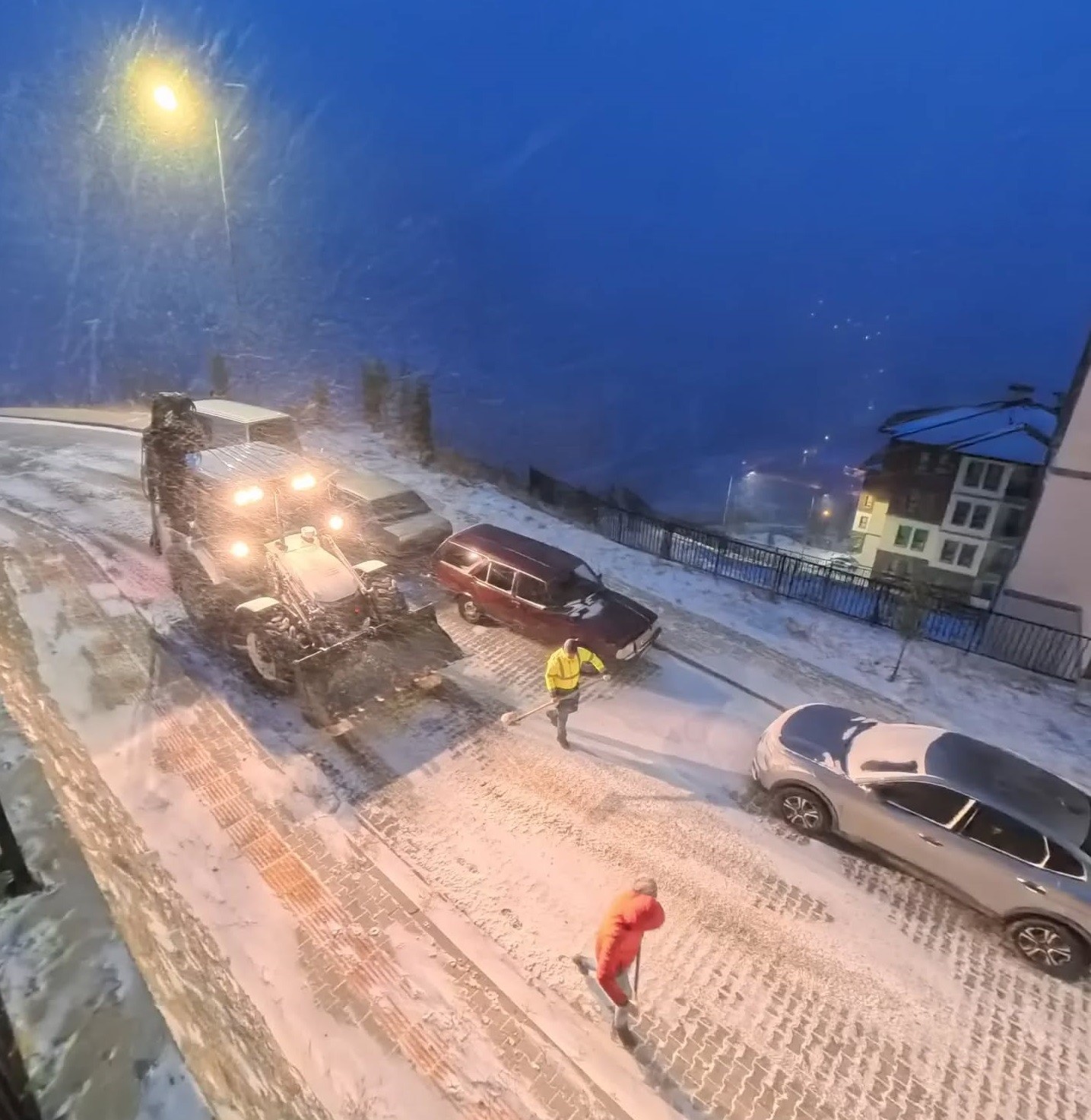 Kemaliye’de karla mücadele çalışmaları aralıksız sürüyor