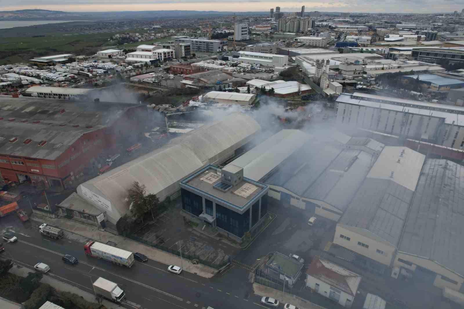 Esenyurt’ta devam eden fabrika yangını havadan görüntülendi