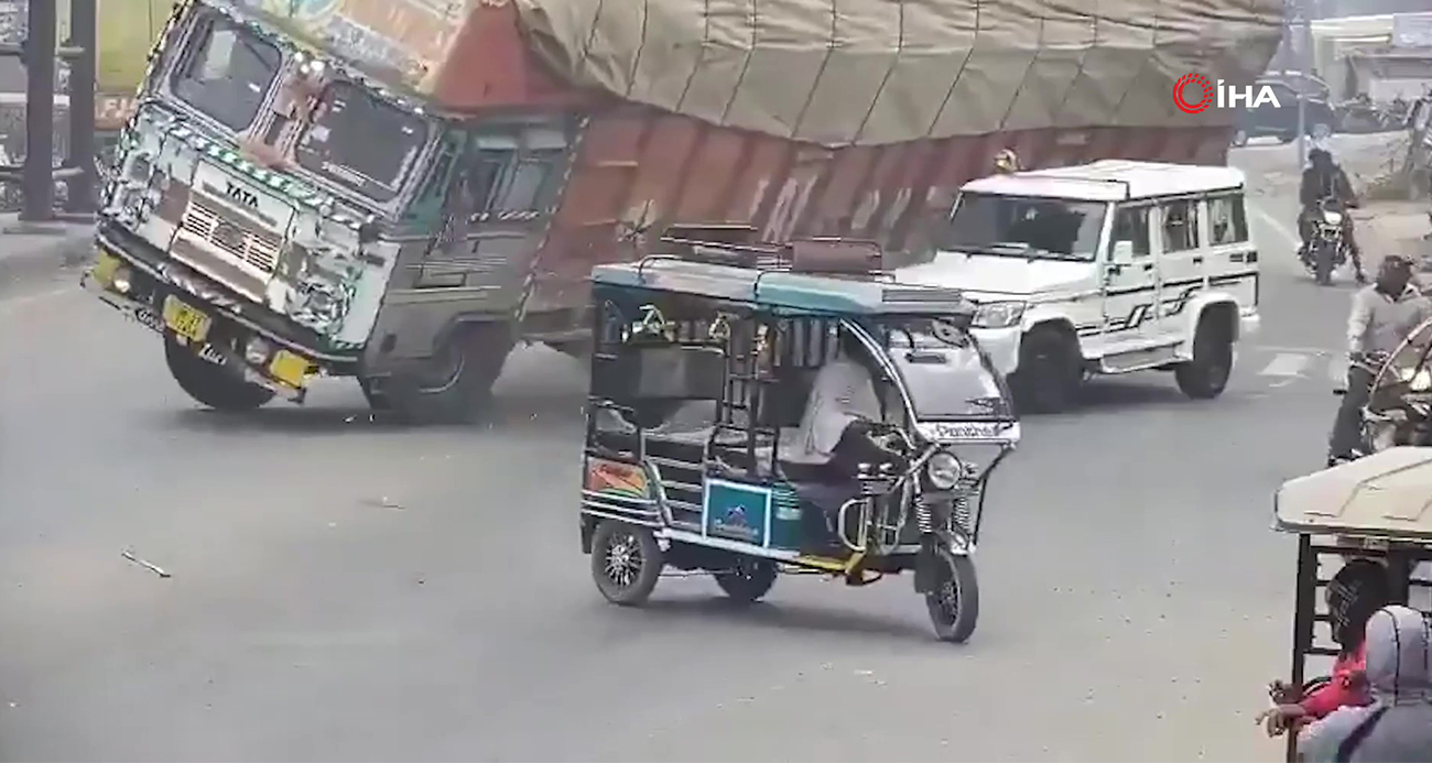 Hindistan'da üzerine kamyon devrilen otomobil kağıt gibi ezildi: 1 ölü