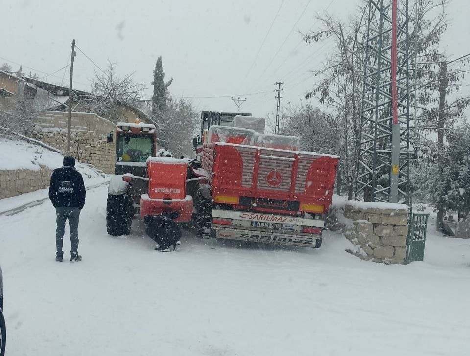 Darende’de kar yağışı etkili oluyor