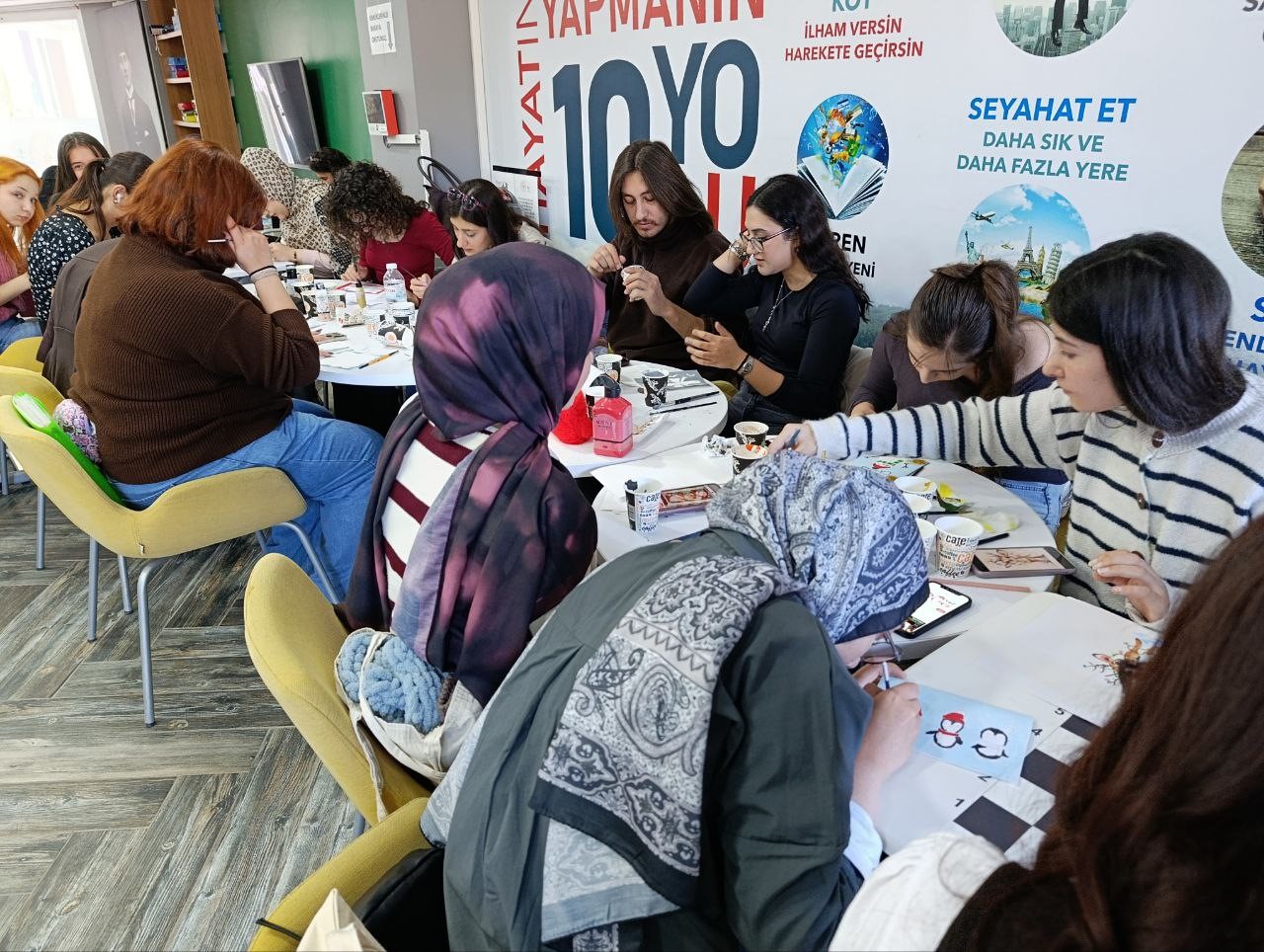 Yılın son resim atölyesi renkli anlara sahne oldu