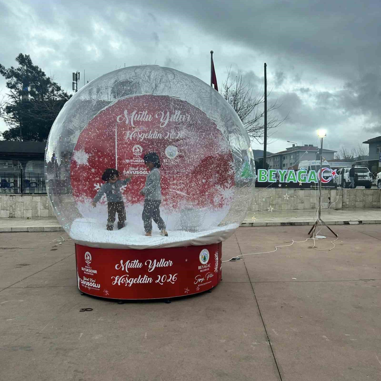 Beyağaçlılar yılbaşı hatıralarını dev kar küresiyle ölümsüzleşiyor