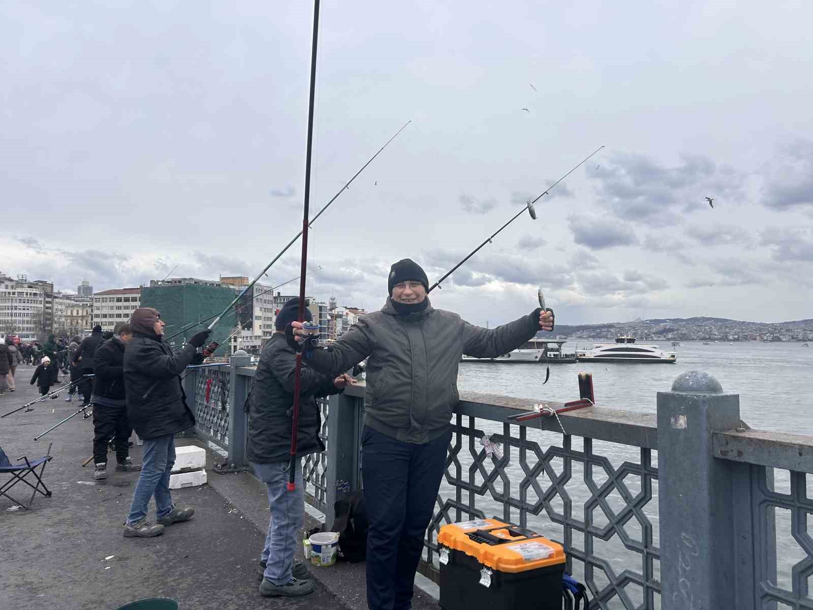 Balığın kulağına kar suyu kaçtı, olta balıkçıları yılın son günü Galata Köprüsü’nde 