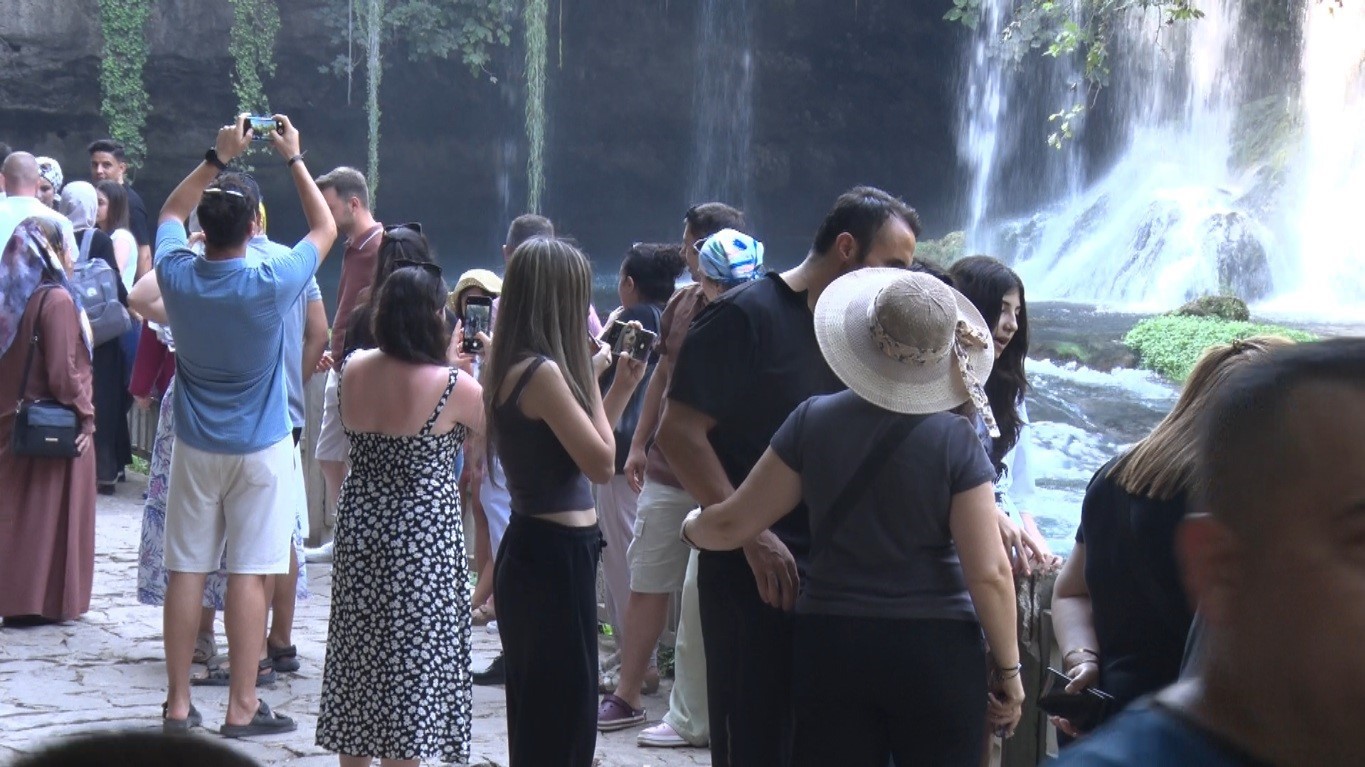 Antalya’nın simgelerinden Düden Şelalesi, 2025’te yaklaşık 900 bin ziyaretçiyi ağırladı