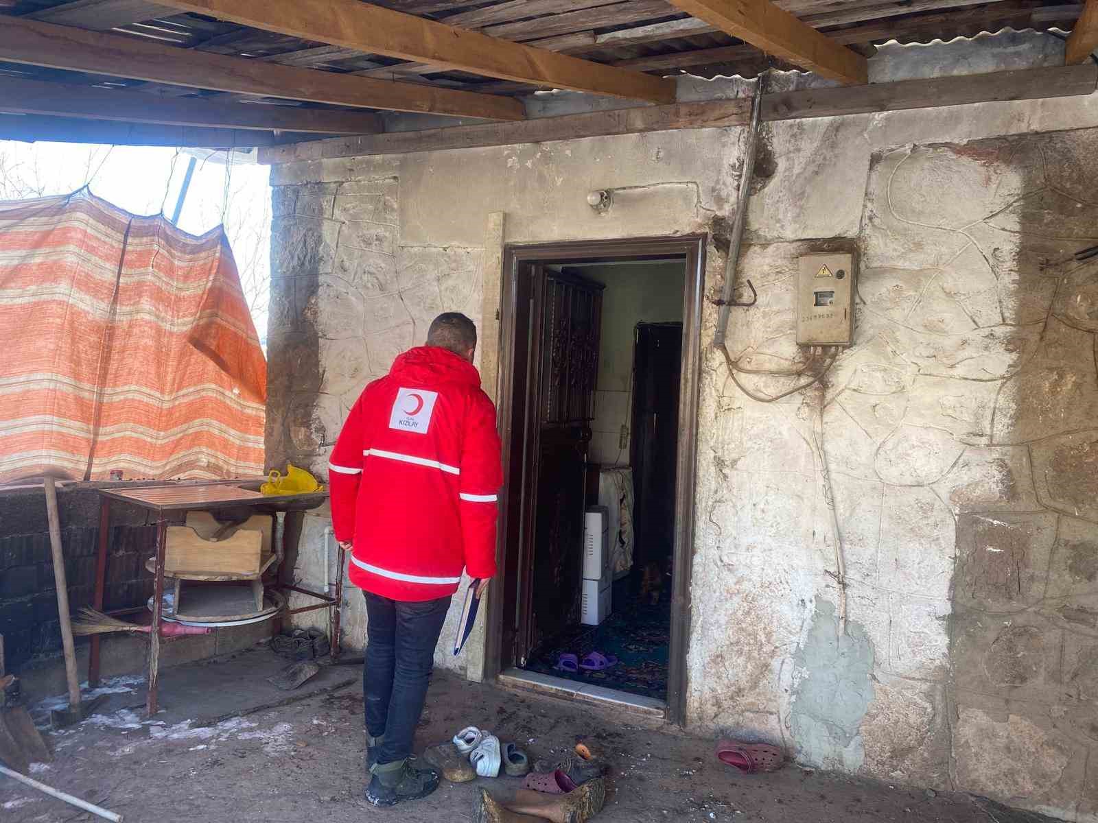 Kızılay, AFAD ve gönüllüler, Tunceli’nin zorlu kış şartlarında ihtiyaç sahiplerine ulaştı