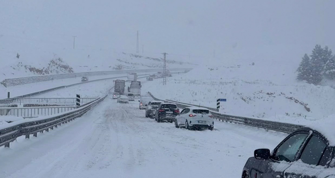 Güneydoğu’da kar esareti: Mardin ve Diyarbakır beyaza büründü, yollar kapandı