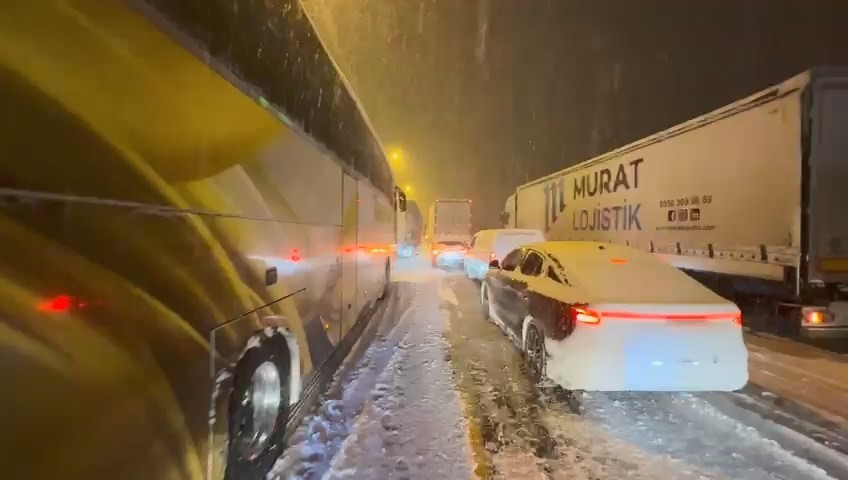 Elazığ’da kar yağışından dolayı araçlar yolda kaldı