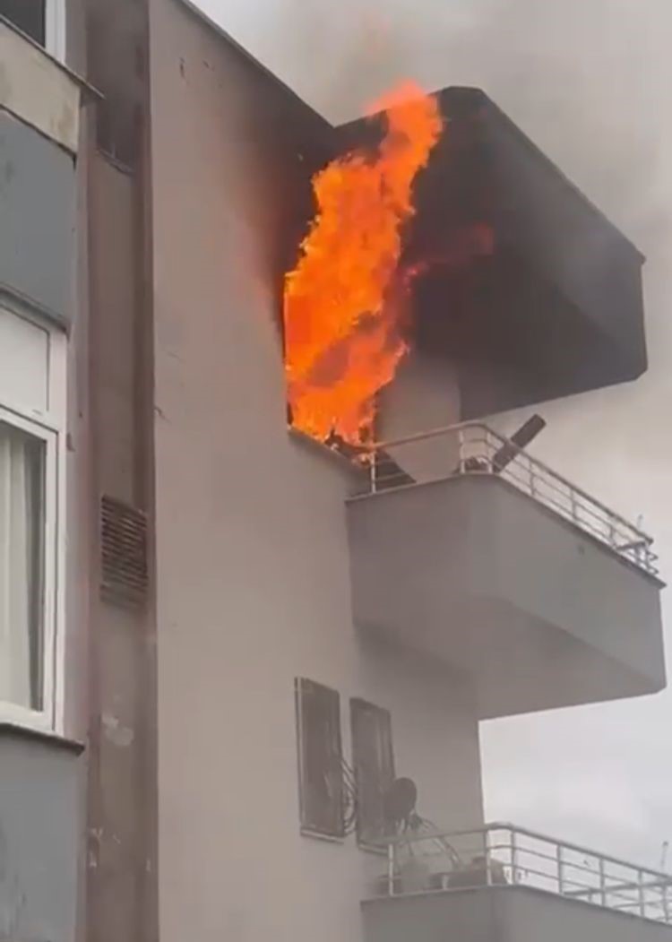 Mersin’de ev yangını alevler pencereden çıktı