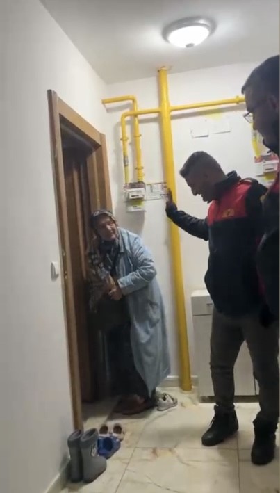 Osmaniye’de kar nedeniyle mahsur kalan yaşlı kadın kurtarıldı