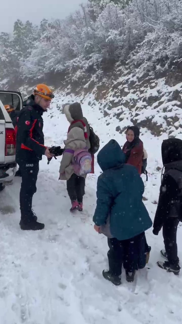 Karlı yolda mahsur kalan öğrencilerin yardımına AFAD ekibi yetişti