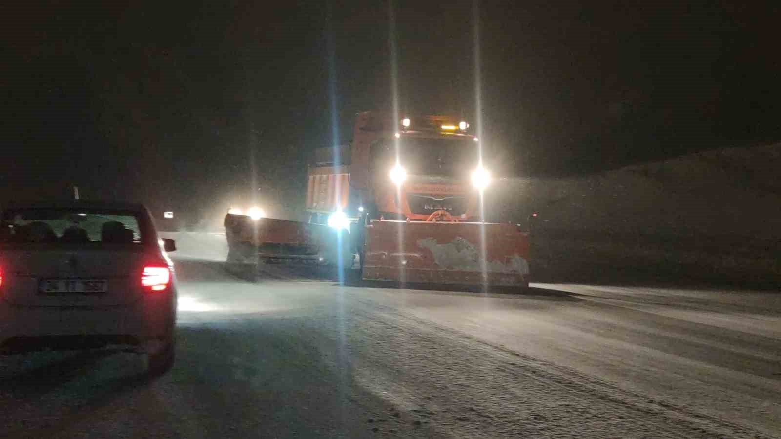 Van’da 341 yerleşim yerinin yolu kapandı