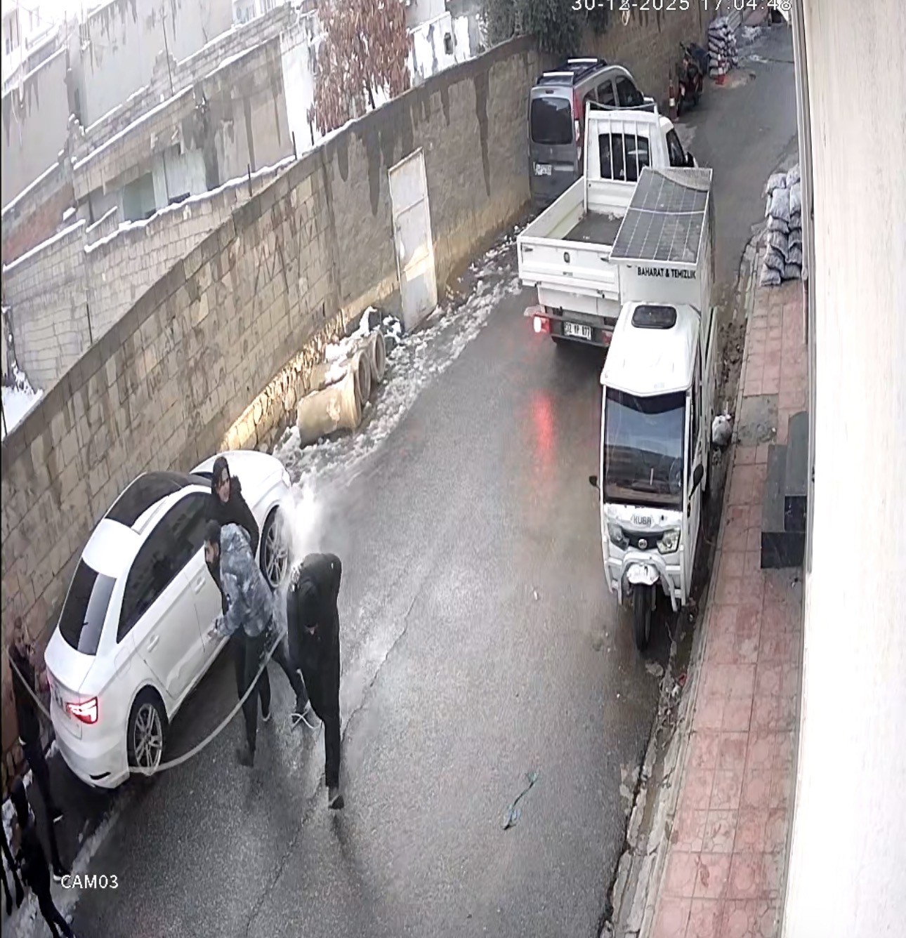 Mardin’de kopan elektrik teli gençlerin üzerine düştü