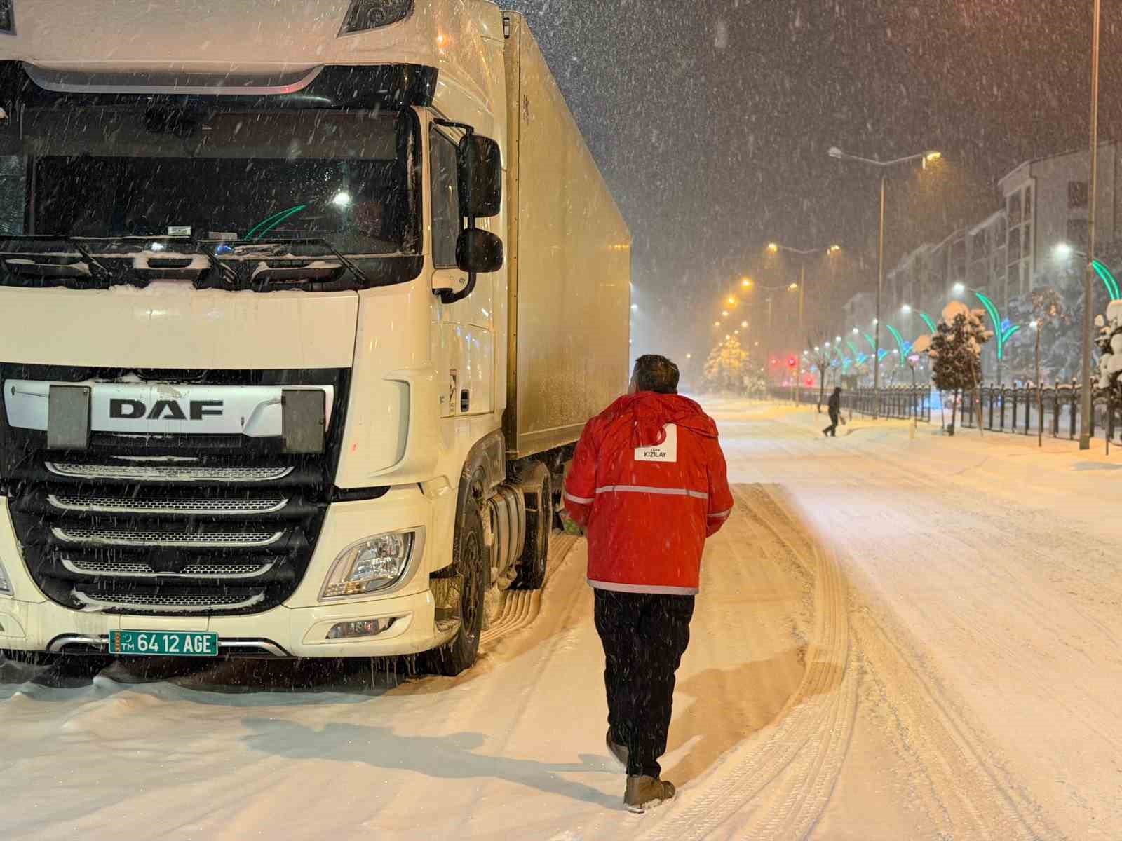 Muş’ta kar ve tipi: Yolda mahsur kalan vatandaşların imdadına Kızılay yetişti