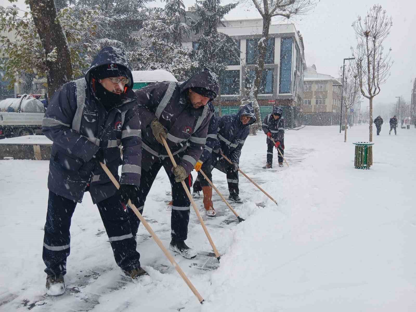 Düzce Belediyesi karla mücadeleyi aralıksız sürdürüyor