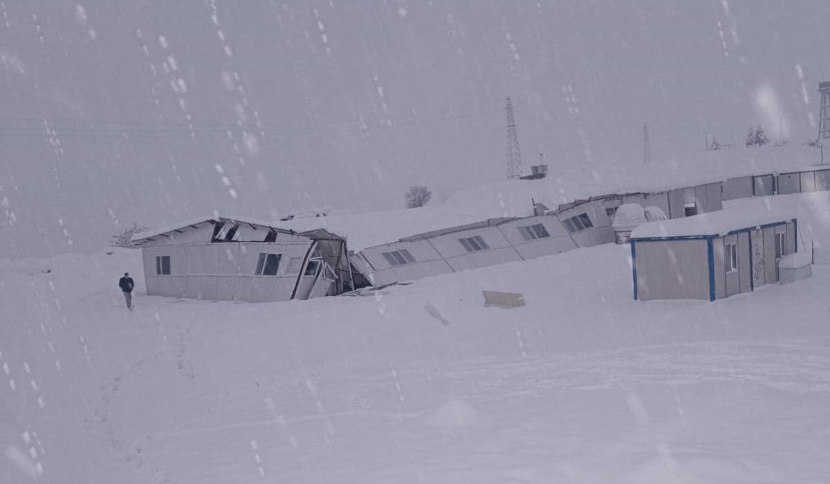 Şırnak’ta hastane şantiyesinde çökme paniği: Konteyner yemekhane çatısı yıkıldı