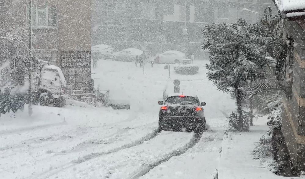 İstanbul’da kar yağışı, araçlar güçlükle ilerledi