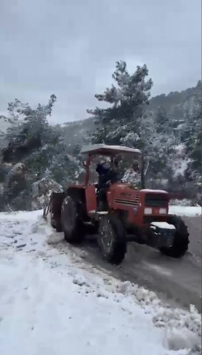 Osmaniye’de kapanan köy yollarını muhtar kendi imkanlarıyla açıyor