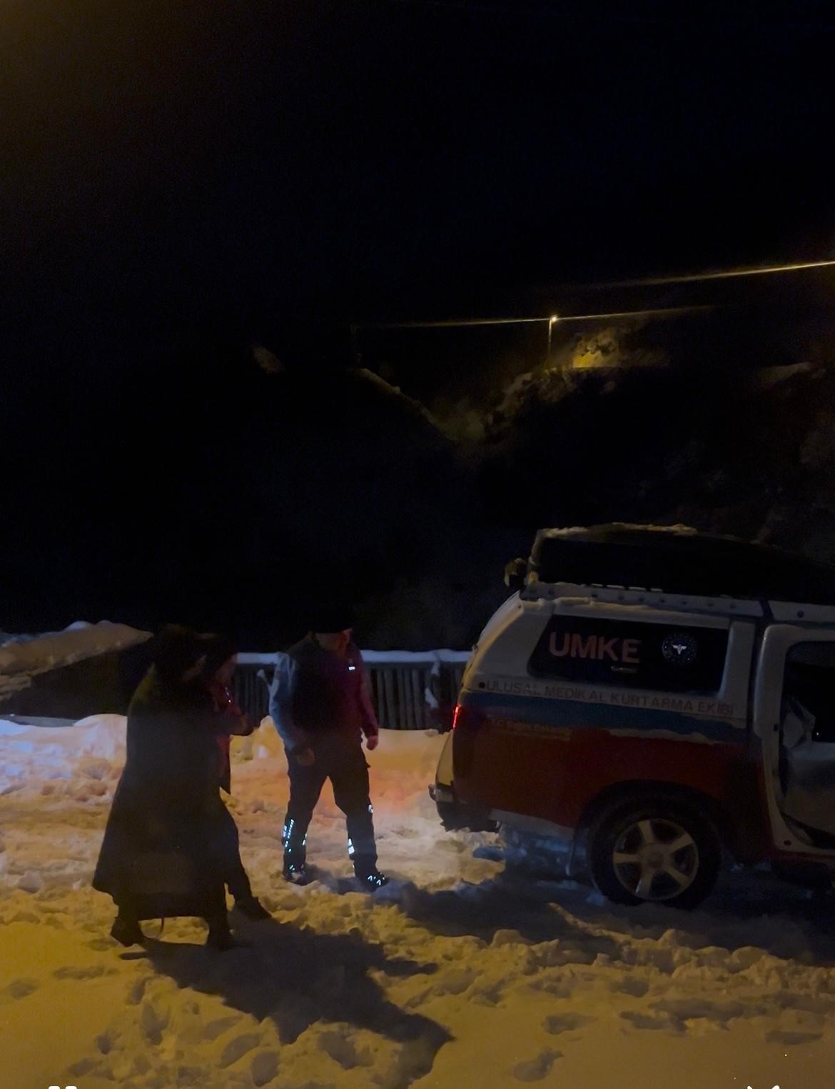 Siirt’te UMKE ekipleri kar ve tipiye rağmen hastalara yetişmeye çalışıyor