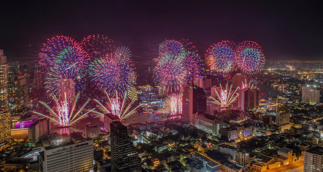 Tayland yeni yılı havai fişek gösterileriyle karşıladı