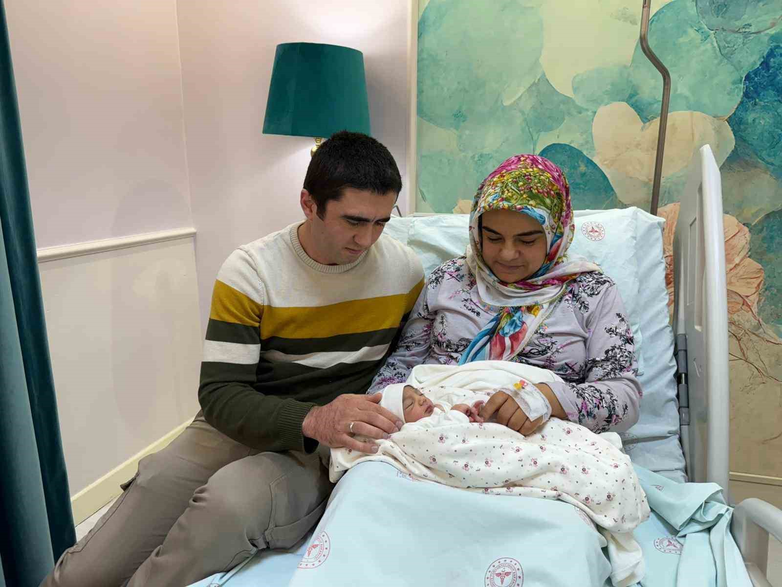 8 yıllık evlat hasreti yılbaşında son buldu: Tunceli’de 2026’nın ilk bebeği 