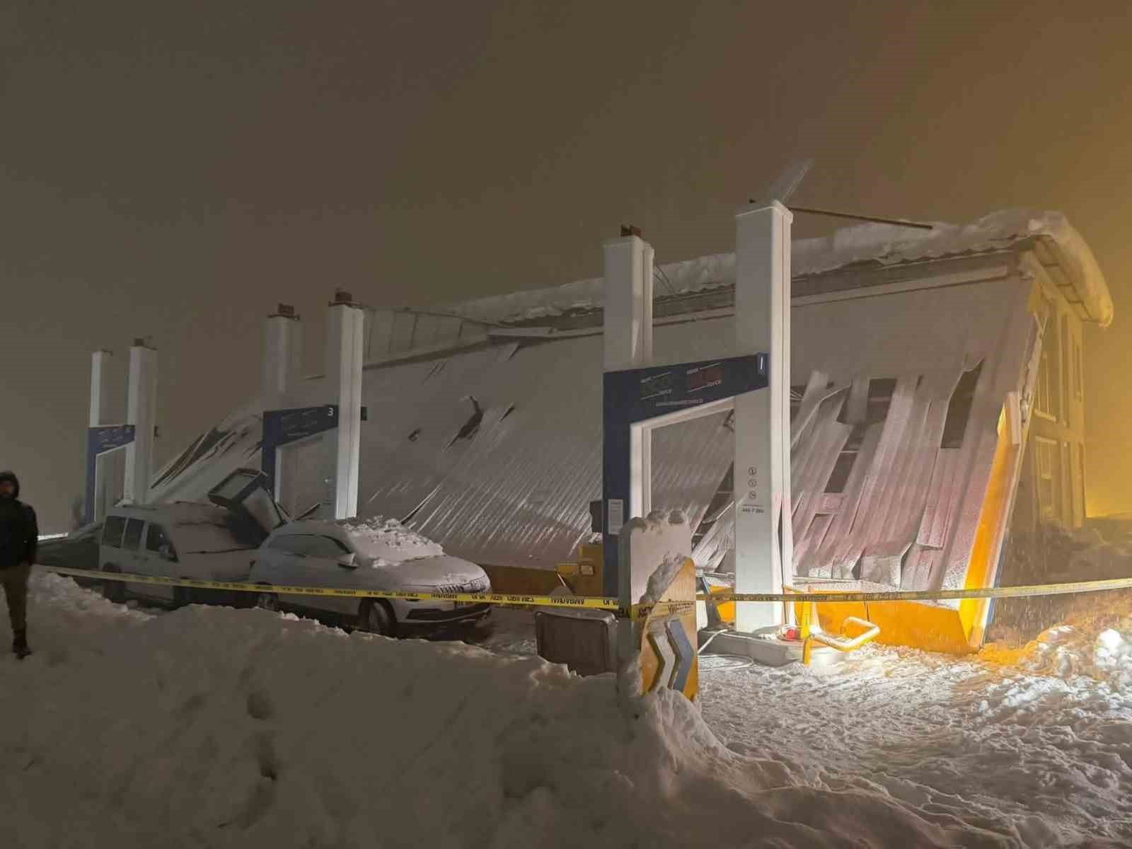 Hakkari’de akaryakıt istasyonunun çatısı çöktü: 8 kişi yaralandı