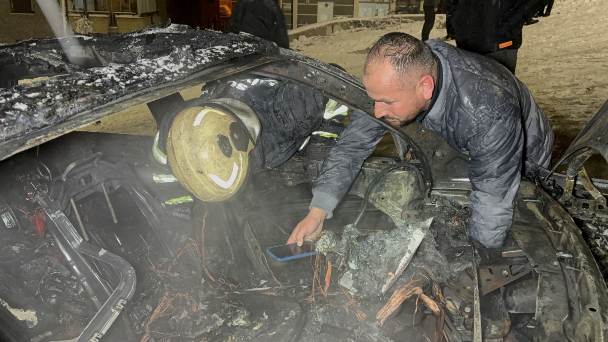 Karlı rampayı çıkarken zorlanan araç alev alev yandı