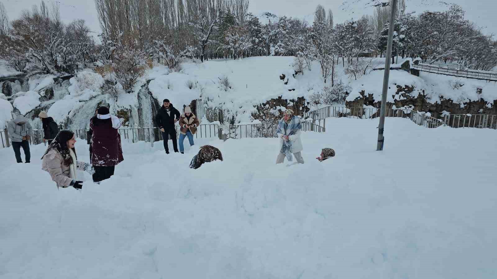 Muradiye Şelalesi’ne ziyaretçi akını