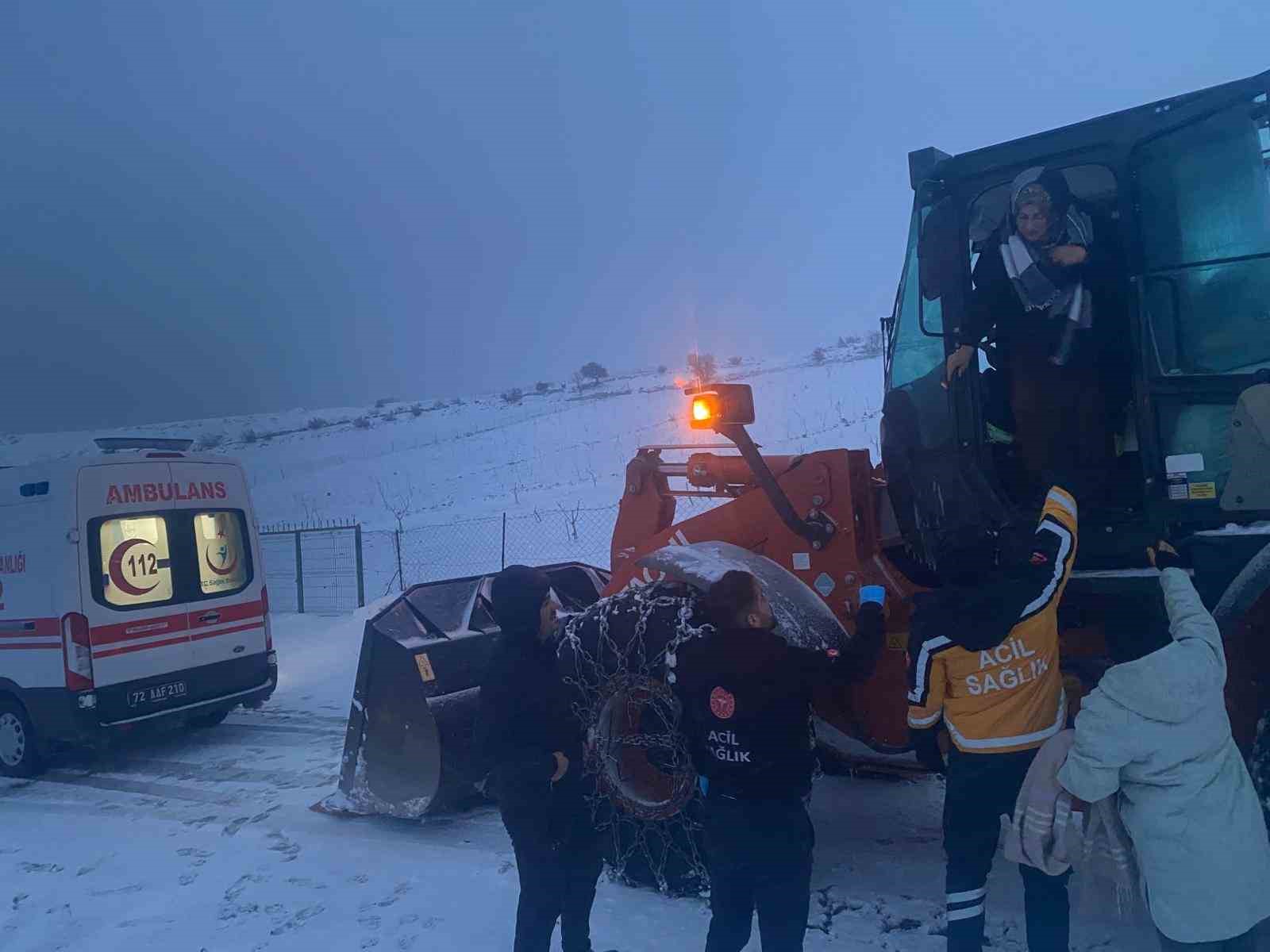 Batman’da hamile kadın kepçeyle kurtarıldı