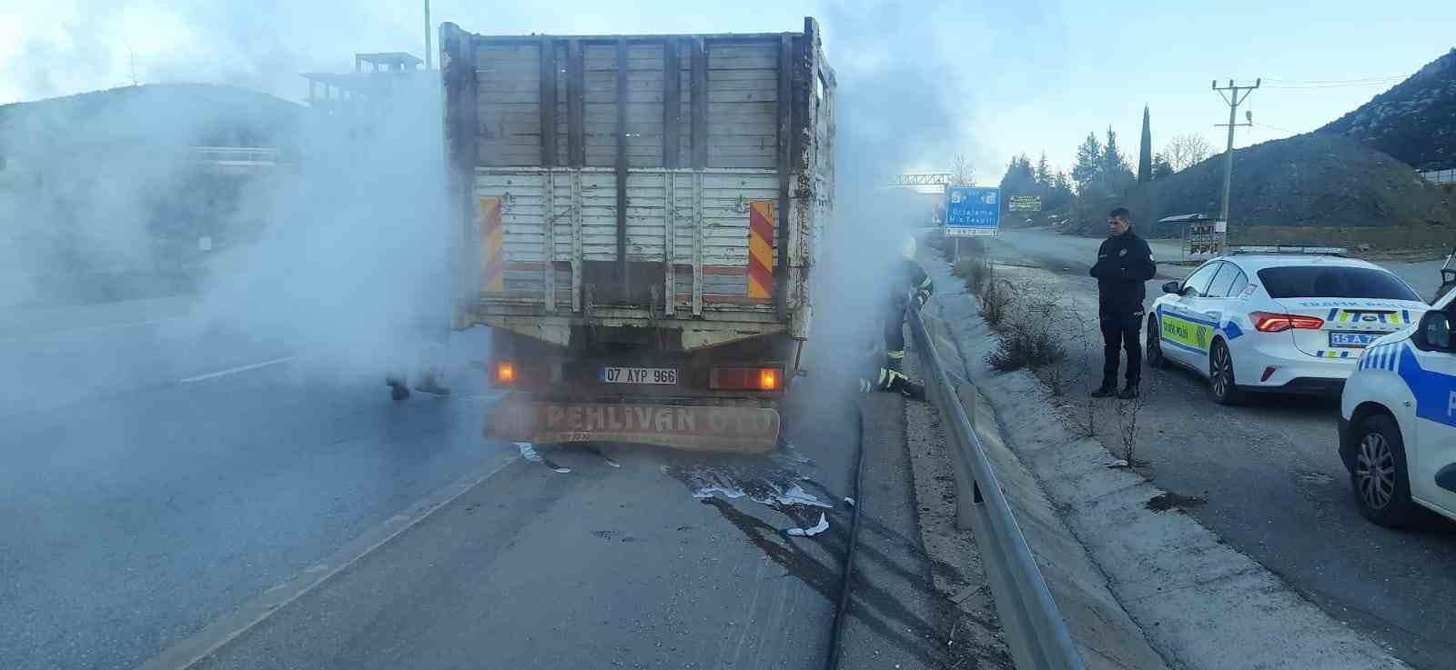 Burdur’da seyir halindeki kamyonette yangın