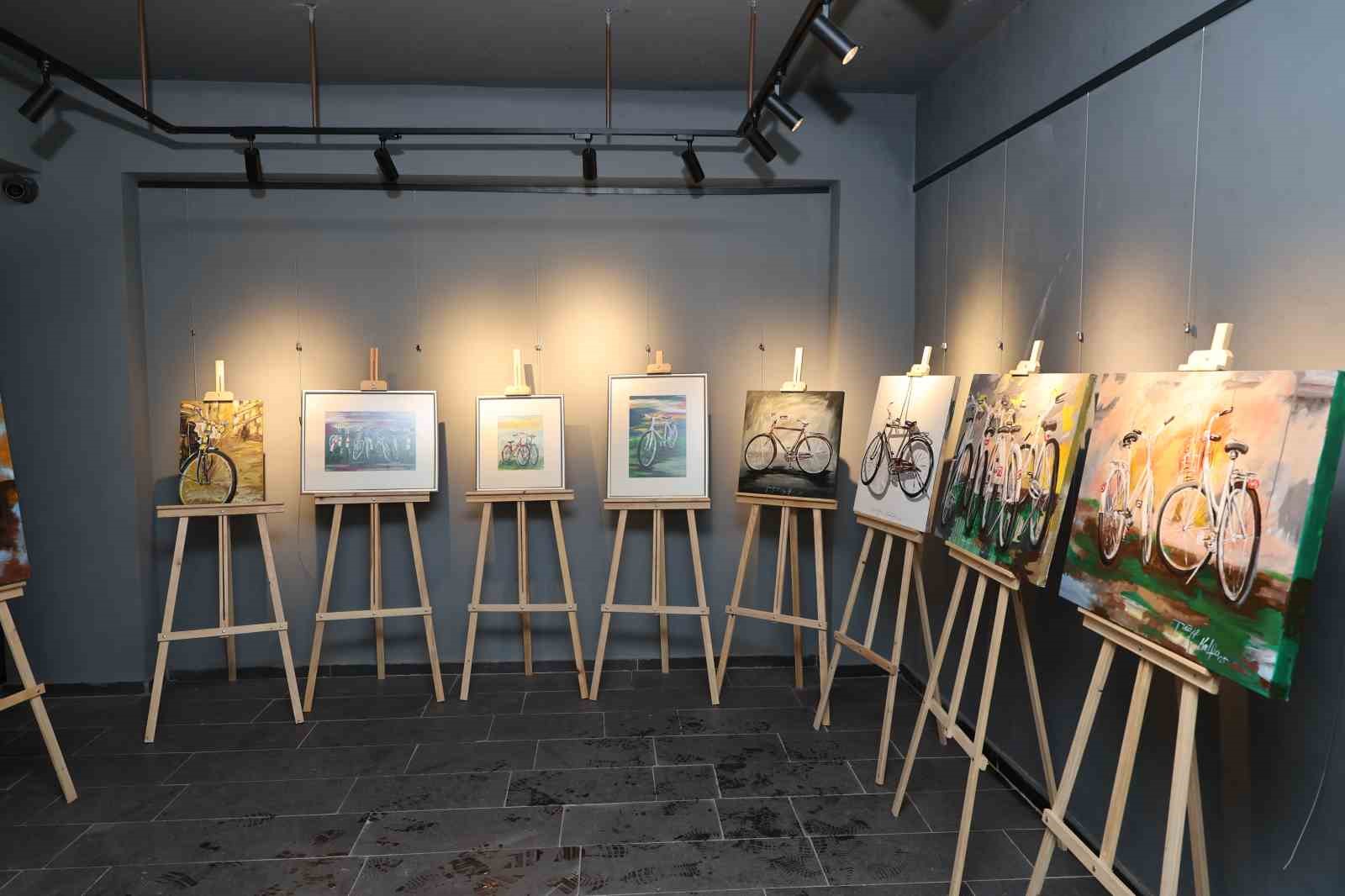 Su galerisinde sanat ve bisiklet buluşması