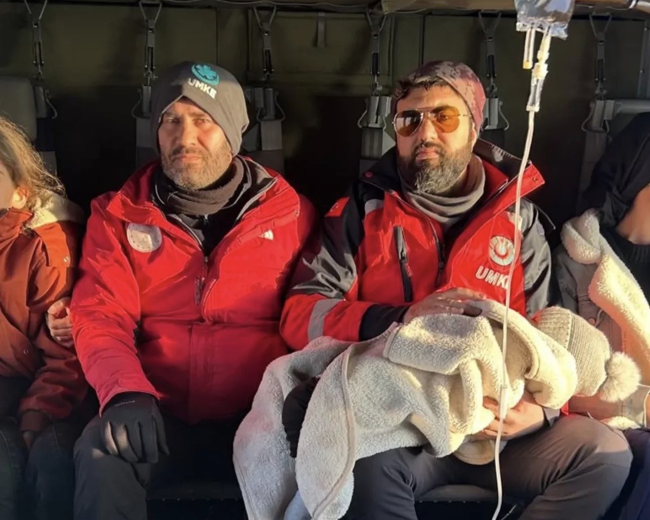 Bahçesaray’da iki hasta helikopterle Van’a sevk edildi