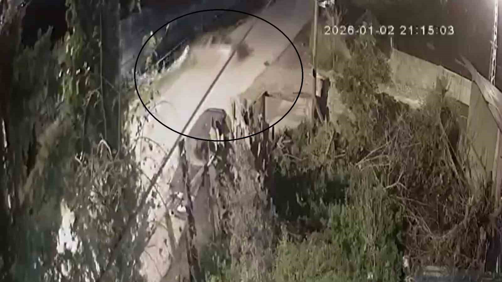 Otomobilin su kanalına uçtu: 3 yaralı