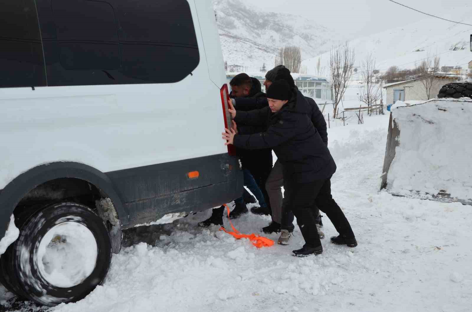 Yolda mahsur kalanların imdadına Kaymakam yetişti