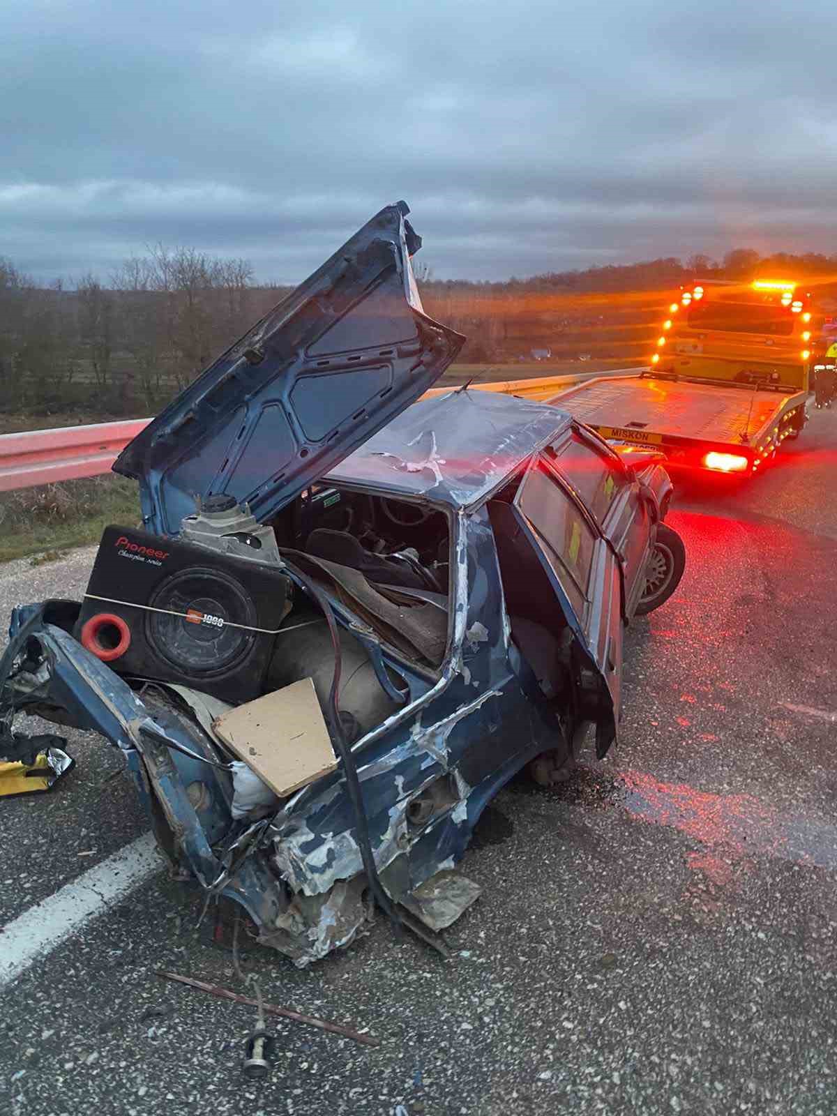 Pınarhisar’da otomobil bariyerlere çarpıp takla attı: 3 yaralı
