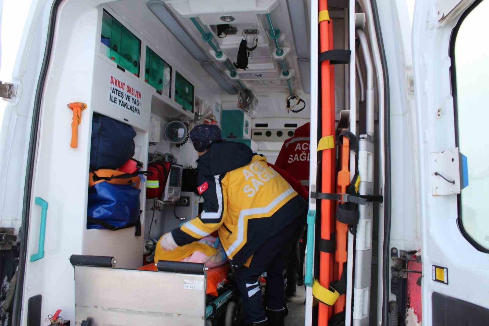 Yolu kapalı köyde rahatsızlanan anne ve bebeği ambulans helikopterle kurtarıldı
