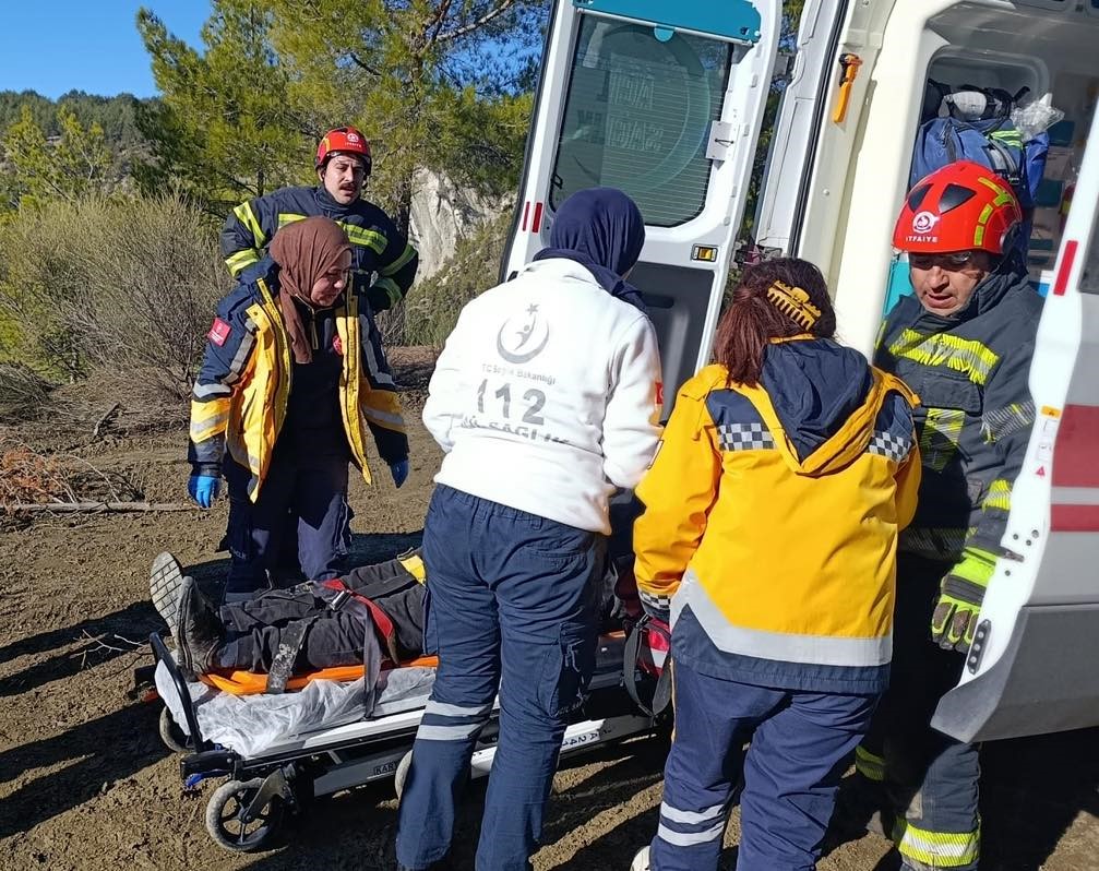 Devrilen traktör sürücüsü itfaiye tarafından kurtarıldı