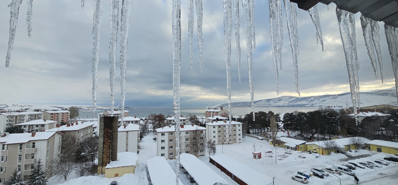 Tatvan’da sibirya soğukları etkili oluyor: Çatılarda metrelerce buz sarkıtları oluştu