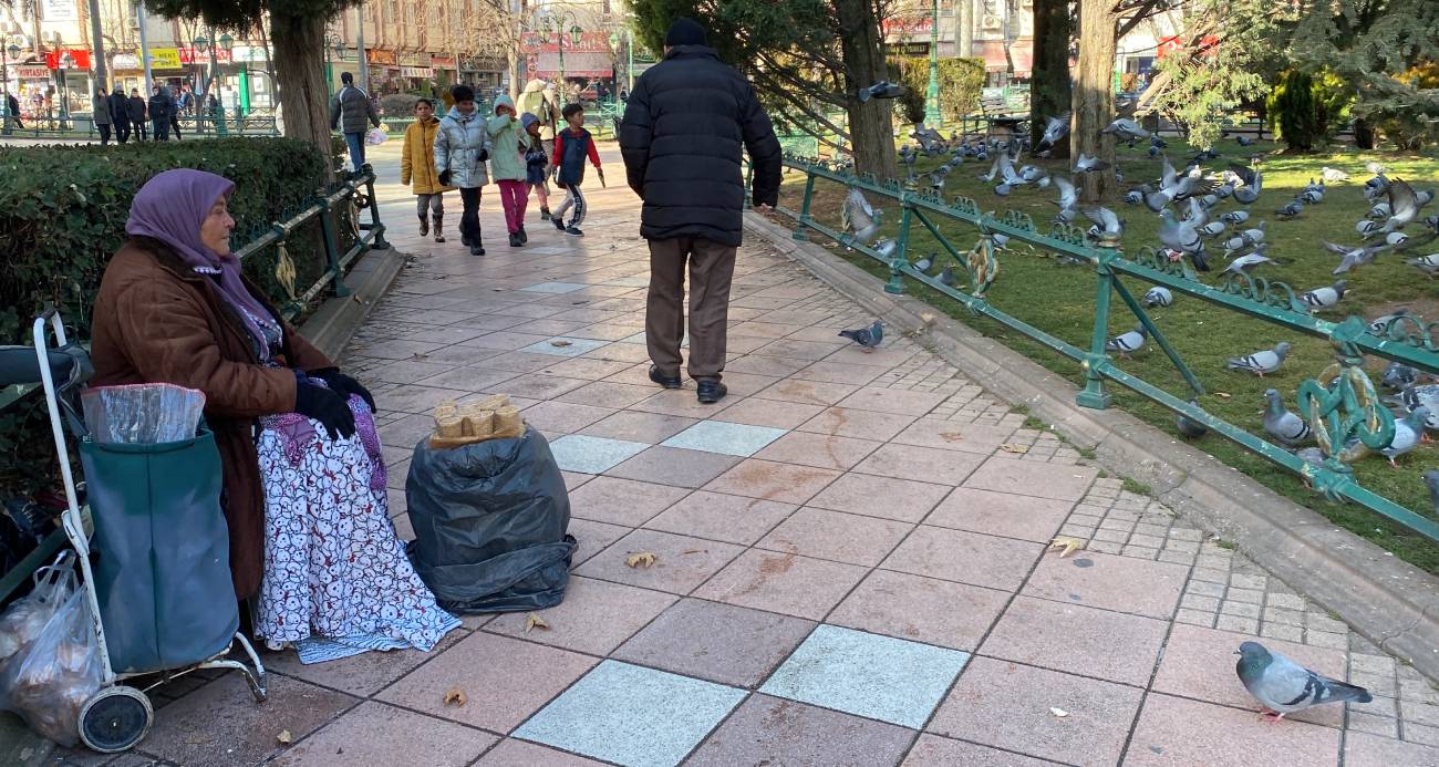 Tam 5 hastalıkla ve 74 yaşında, 9 saat kuş yemi satıp cezaevindeki yakınlarını geçindiriyor