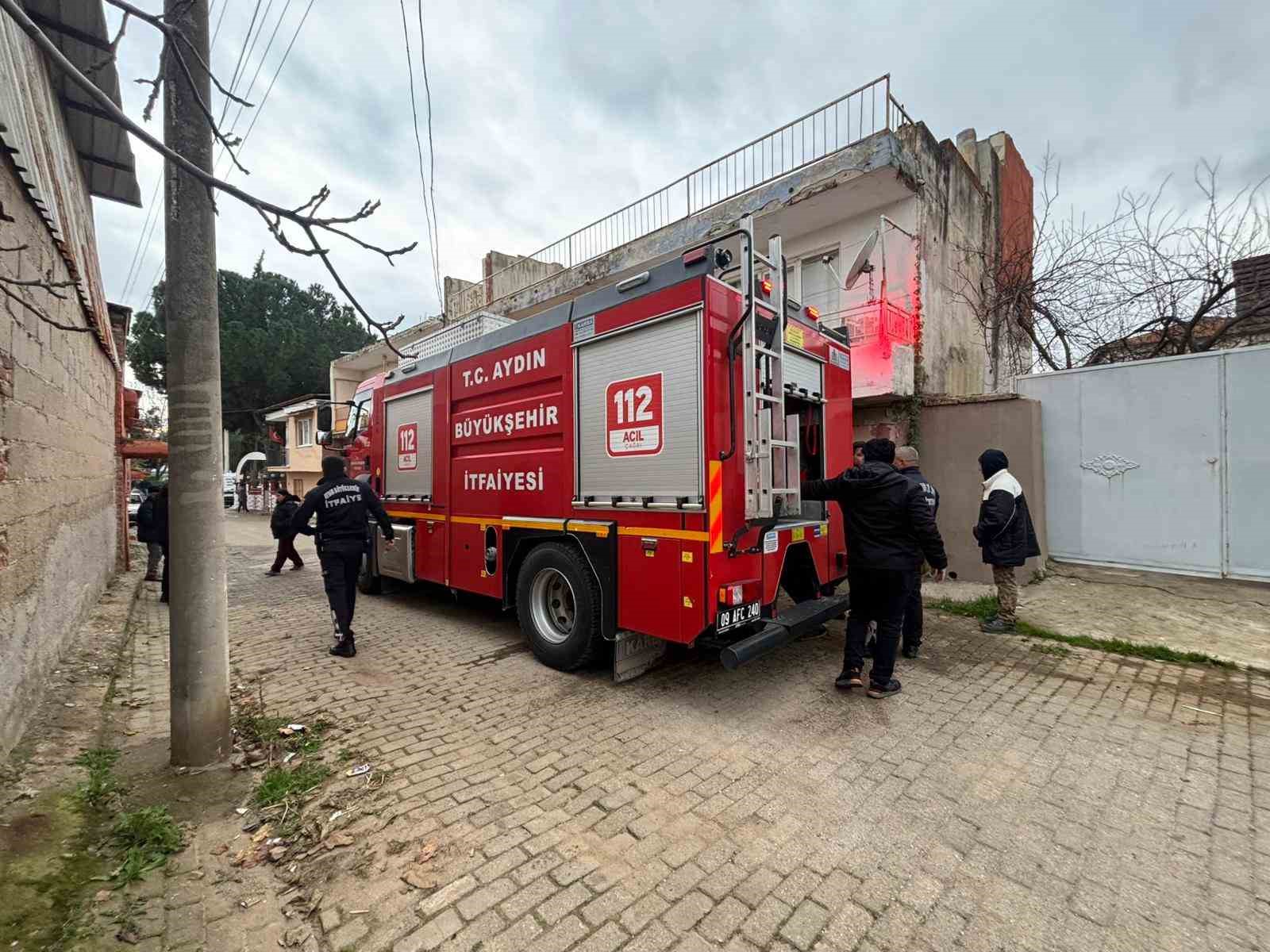 Metruk binada çıkan yangın, ekipleri harekete geçirdi