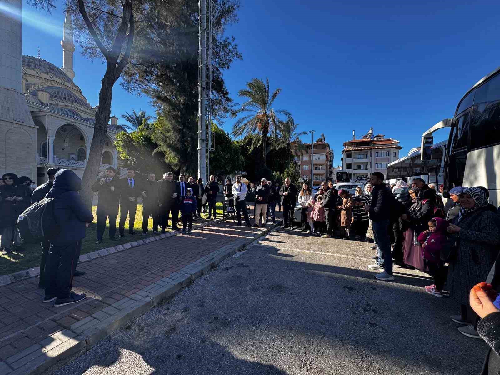 Manavgat’ta umre yolcuları dualarla kutsal topraklara uğurlandı