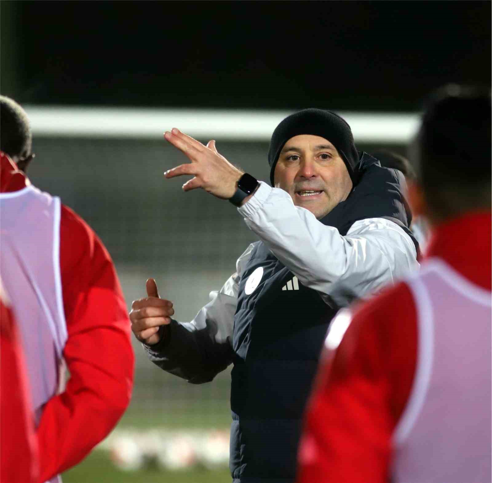 Antalyaspor, Sami Uğurlu yönetiminde ilk antrenmanına çıktı
