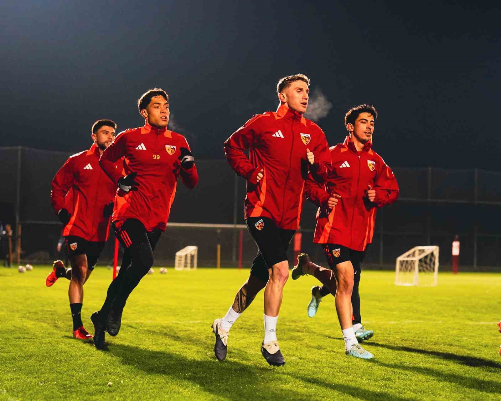 Kayserispor’un Antalya kampı başladı