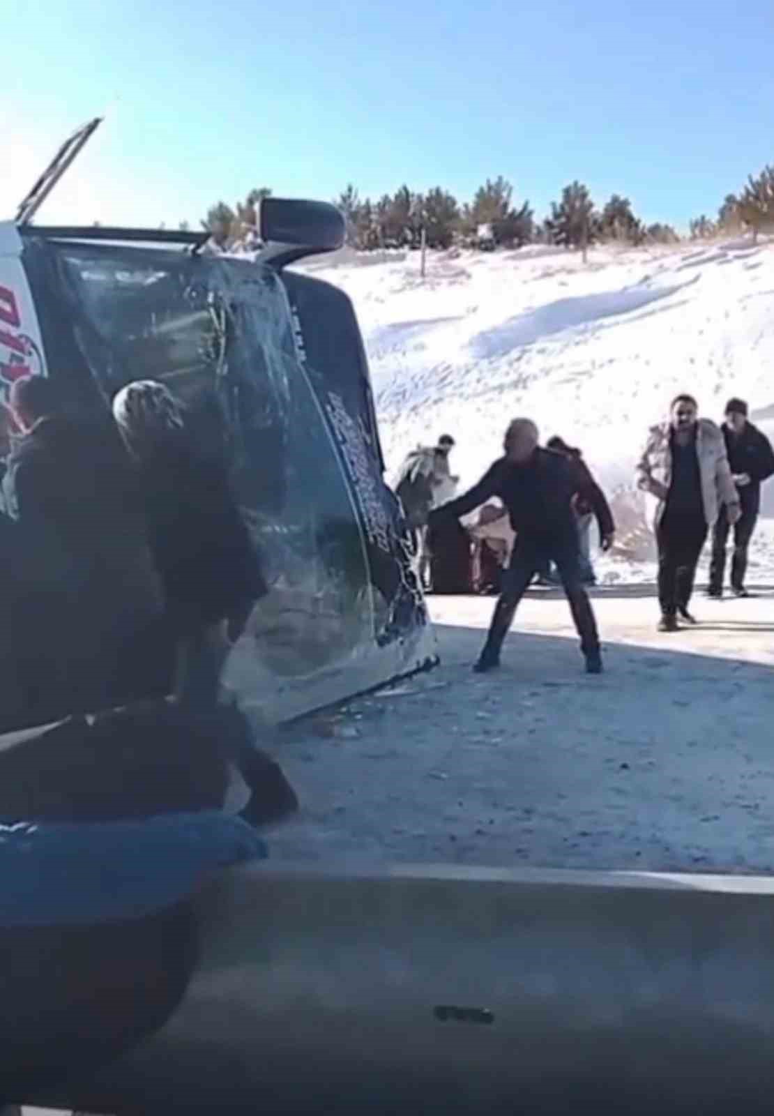 Ardahan’dan gelen yolcu otobüsü Susuz’da devrildi: 17 yaralı