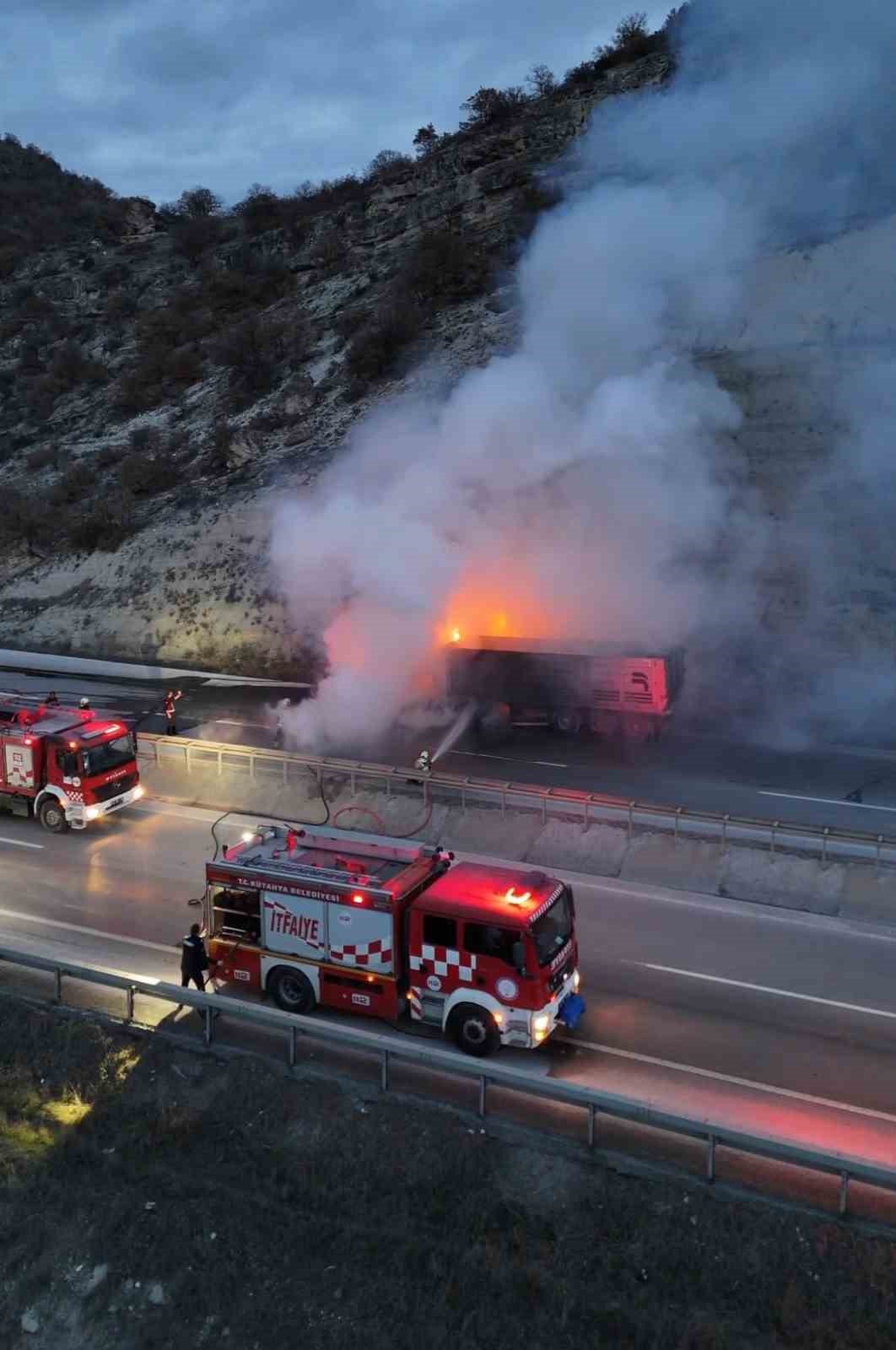 Kütahya’da seyir halindeki tır alevlere teslim oldu