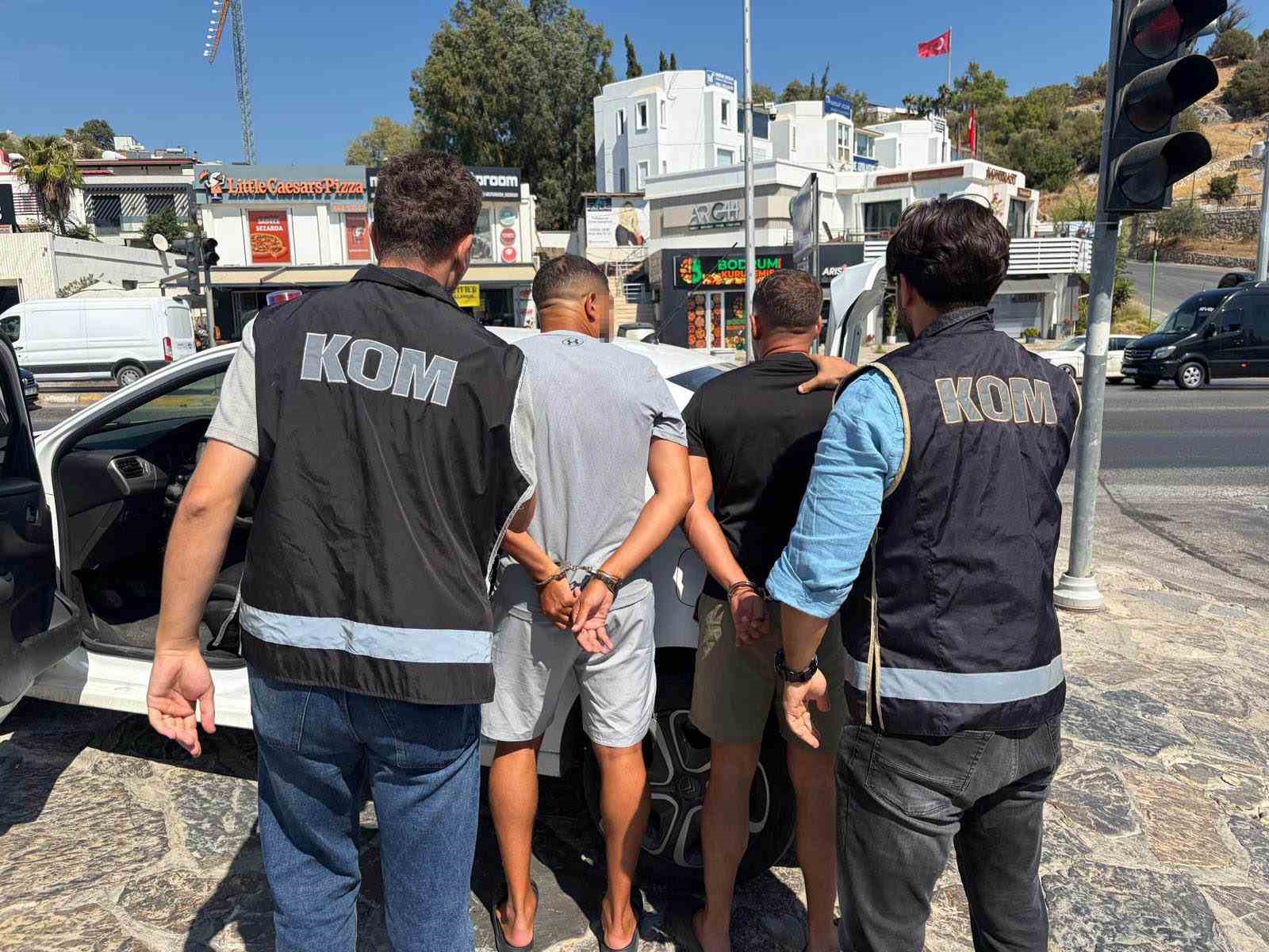 bodrum-da-kirmizi-bultenle-aranan-supheli-sahte-kimlikle-yakalandi