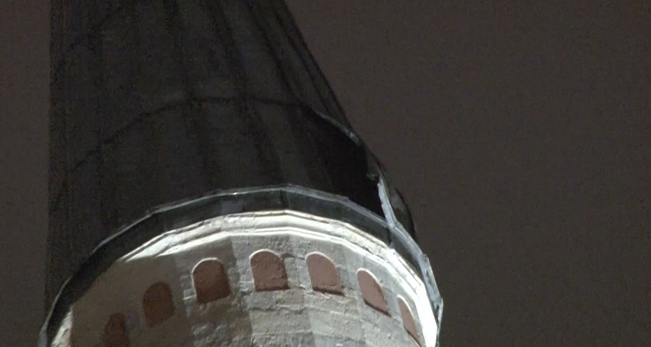 Beyazıt Camii’nin minaresindeki kurşun kaplama lodosta söküldü