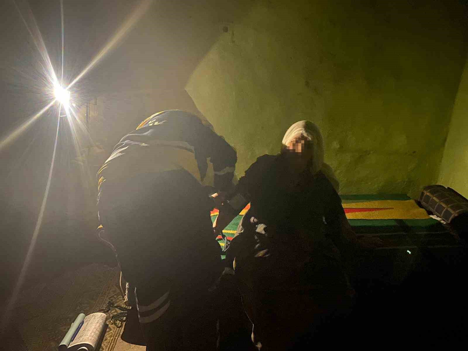 Diyarbakır’da belediye ve sağlık ekipleri yolu kapalı köydeki yaşlı çifte böyle ulaştı