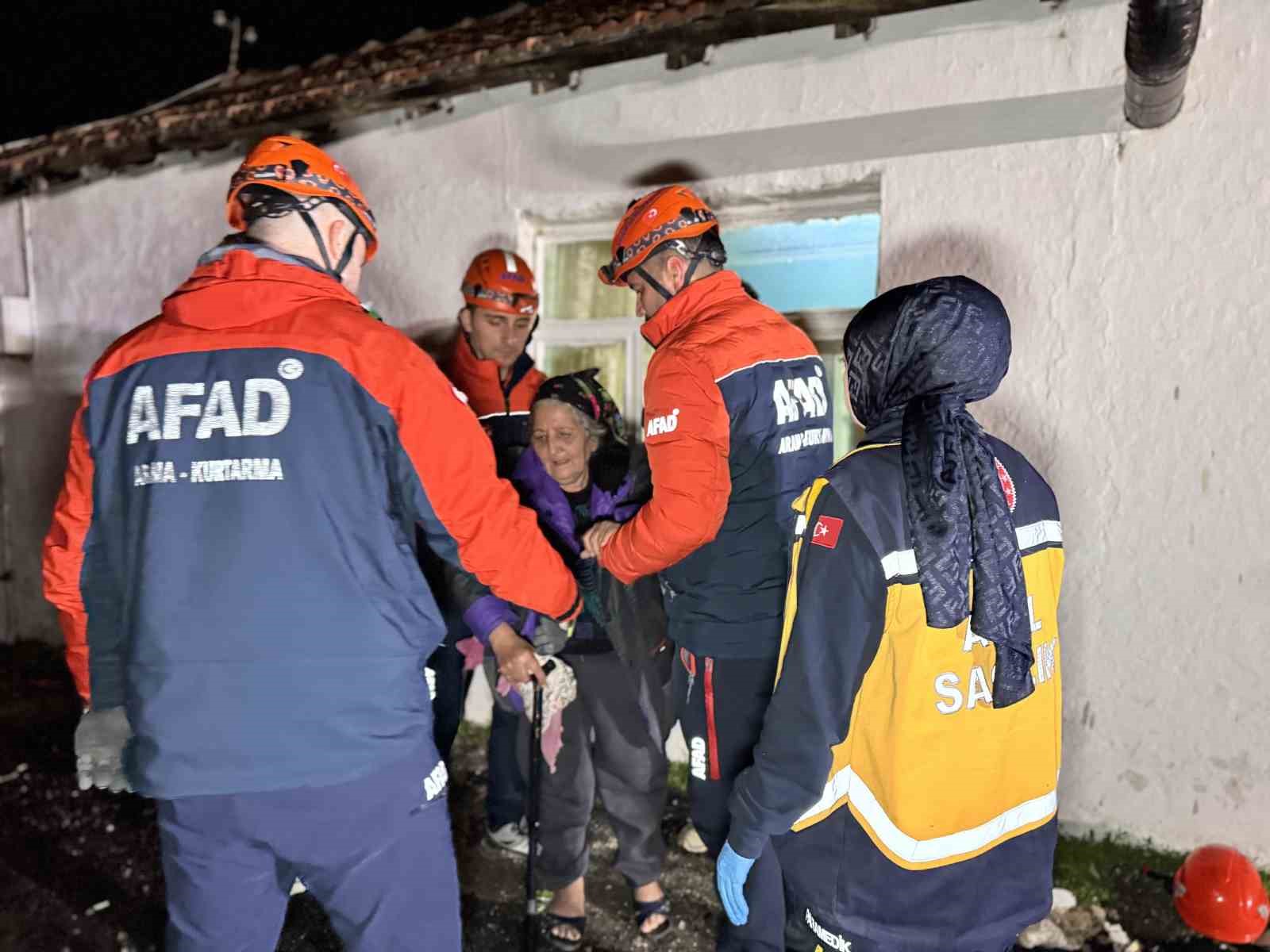 Edirne’de korku dolu dakikalar, çökme riski nedeniyle AFAD vatandaşları tahliye etti